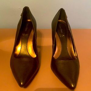 CALVIN KLEIN BLACK PUMPS
